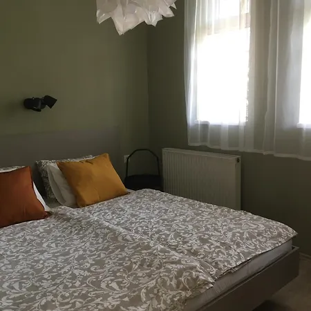 Apartmanhaz *